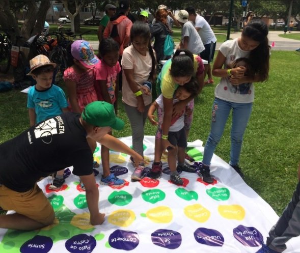 Educleta en un colegio para enseñar a niños seguridad vial