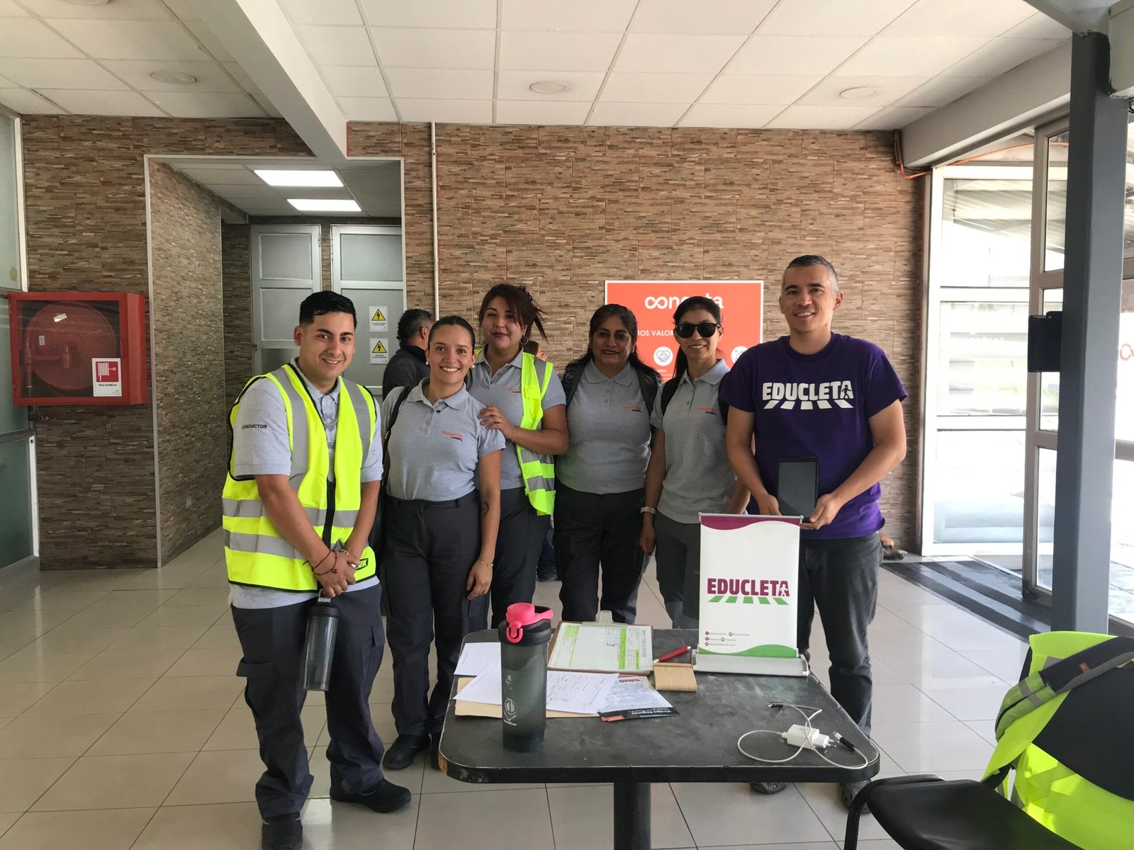 Conductores de buses se capacitan en viraje seguro para proteger a peatones y ciclistas