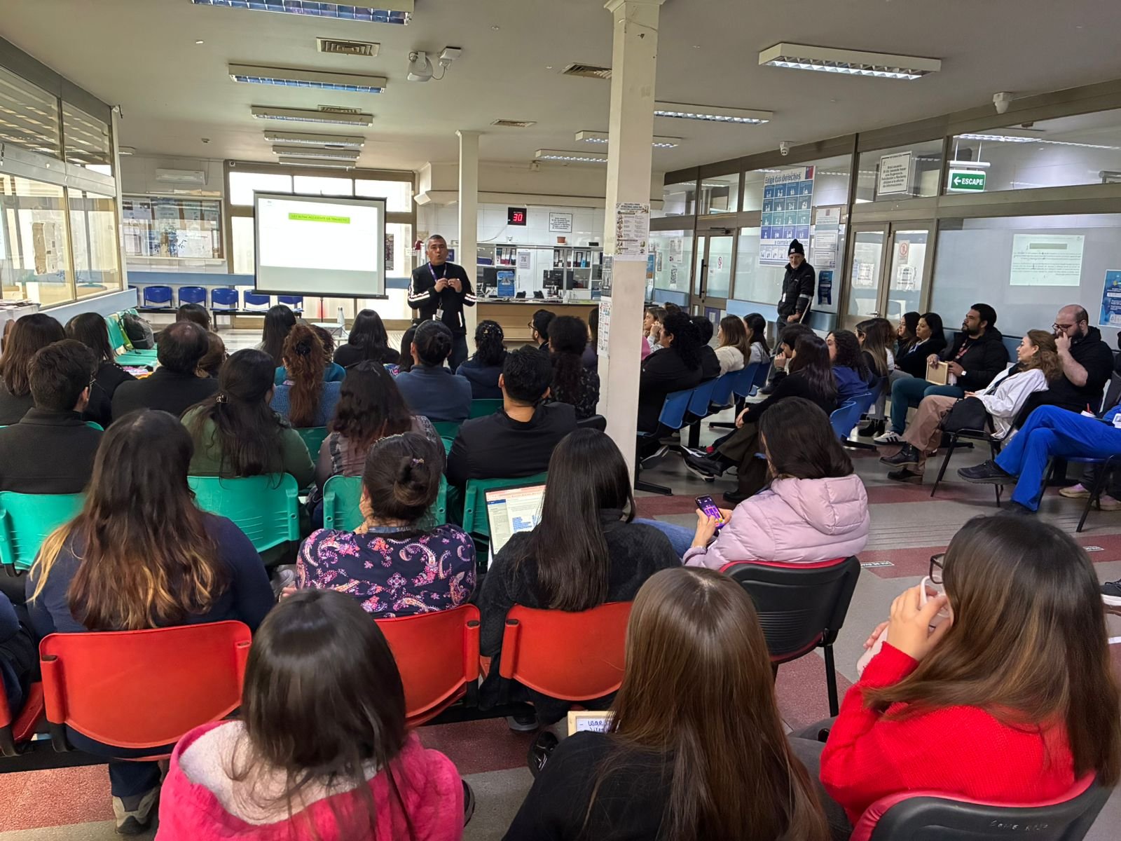 Presidente de Educleta dicta charla magistral sobre seguridad vial en Cesfam Padre Hurtado